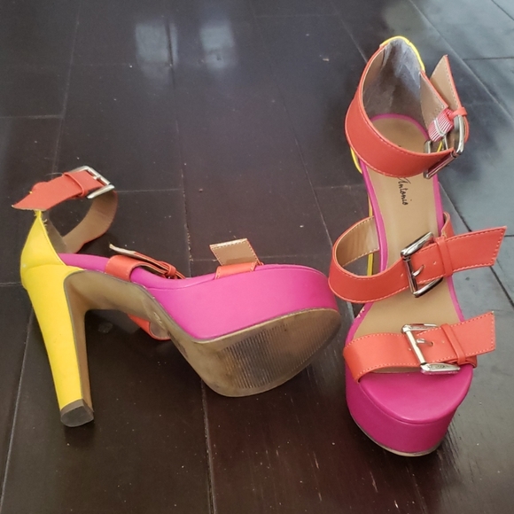Multi colored strappy sandals - Picture 3 of 4